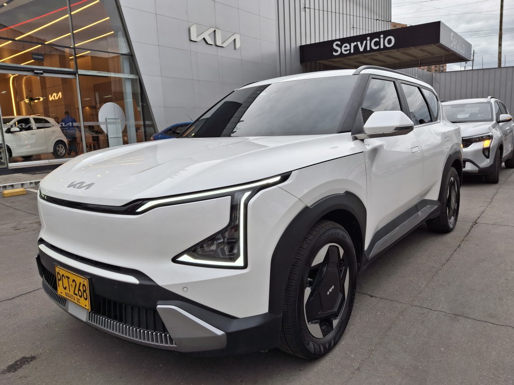 La Kia EV5 Light ofrece una autonomía de hasta 530 km (ciclo WLTP), combinando eficiencia energética, tecnología avanzada y un desempeño ideal para recorridos urbanos y viajes largos, con cero emisiones.