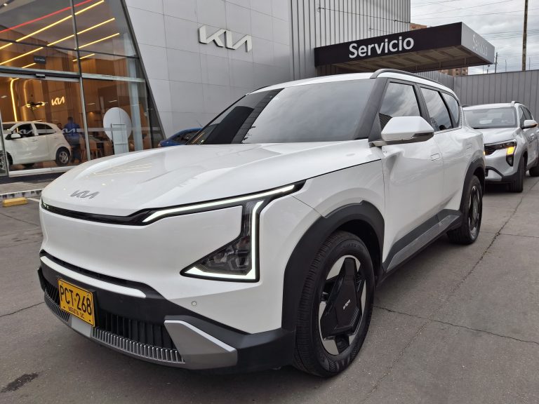 La Kia EV5 Light ofrece una autonomía de hasta 530 km (ciclo WLTP), combinando eficiencia energética, tecnología avanzada y un desempeño ideal para recorridos urbanos y viajes largos, con cero emisiones.